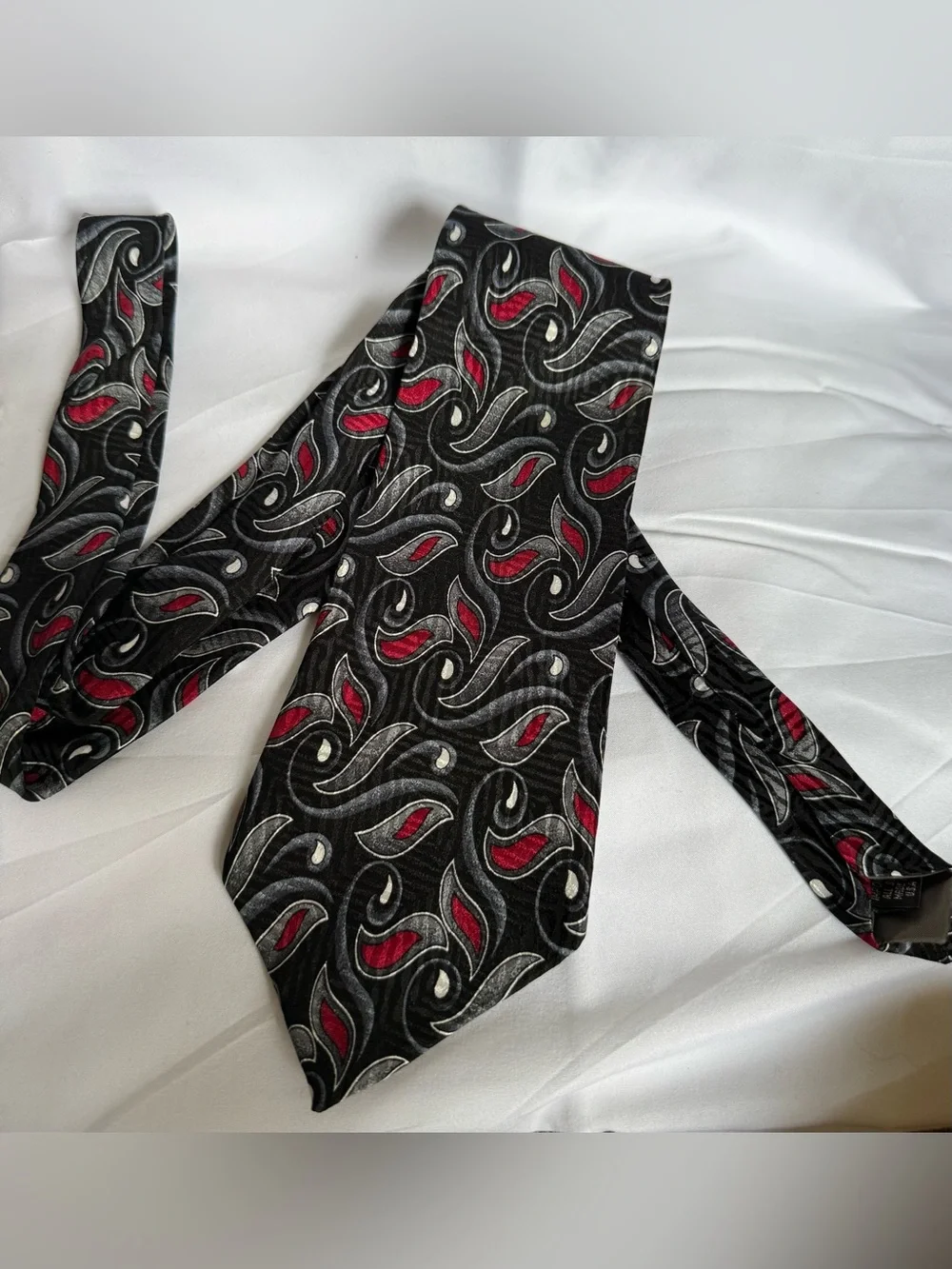 Vittorio Avanti Men’s Black Tie with Red and Gray Swirl Pattern - Silk - 58’ x 4